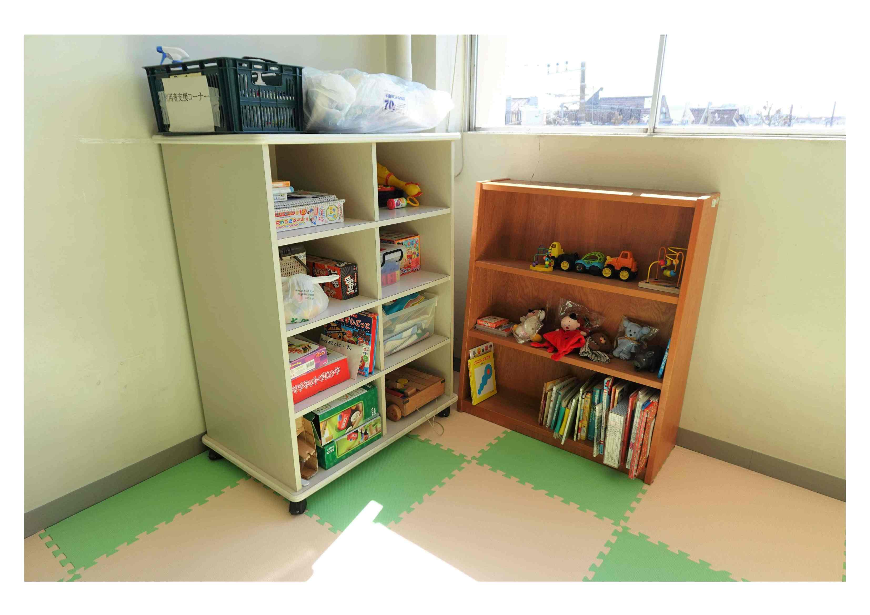 生涯学習センター利用者支援コーナー本棚等