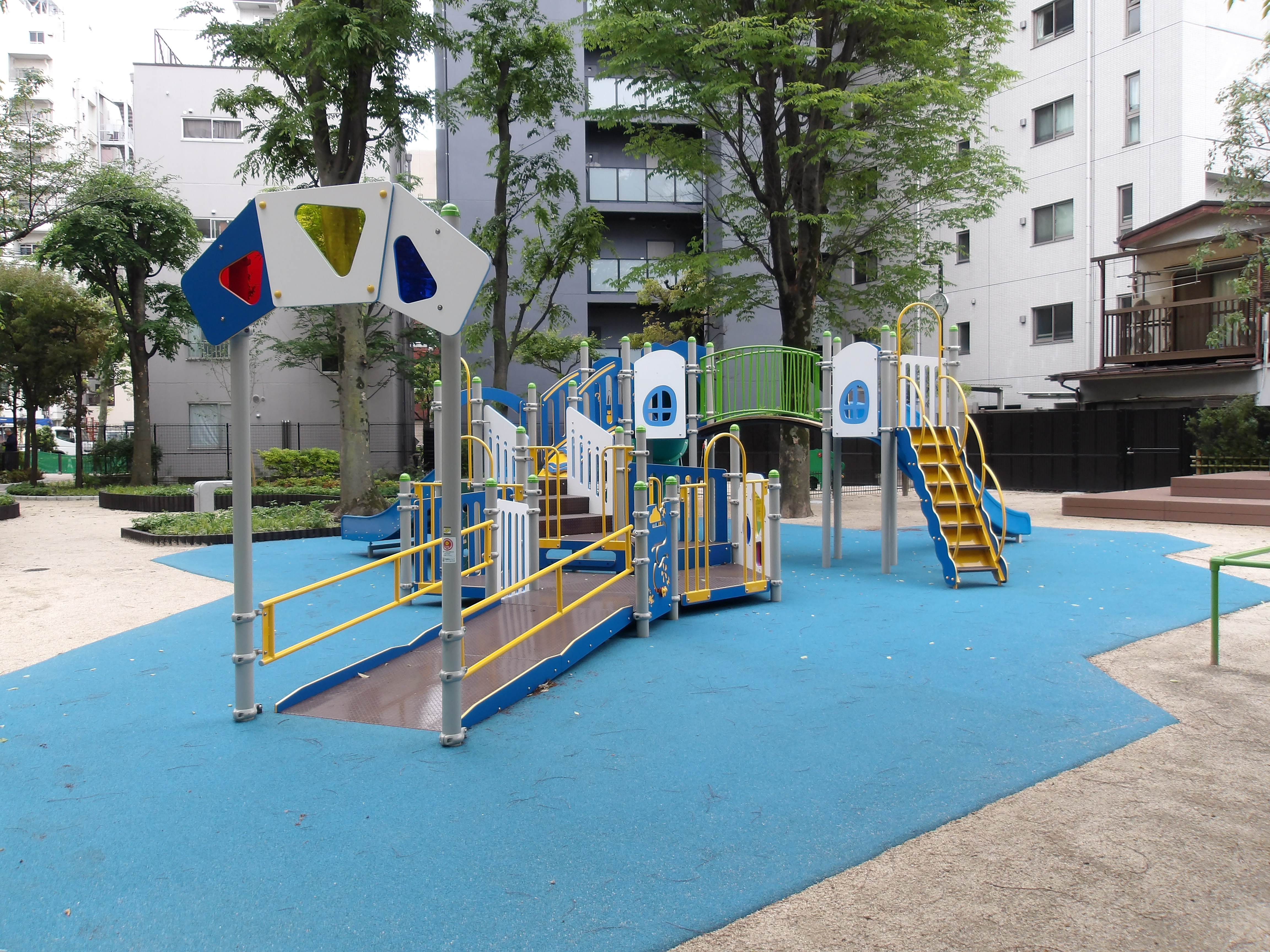 インクルーシブ遊具