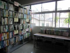 教育センターの書架の画像