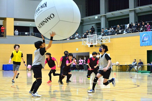 ボールに向かって集中U-12の決勝戦の様子